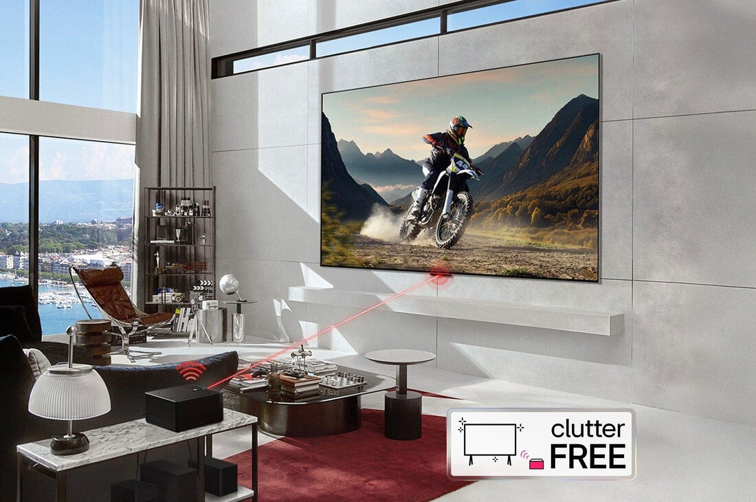 Zero Connect Box im Wohnzimmer, überträgt kabellos ein Motorradvideo auf den an der Wand montierten LG Signature OLED M4 True Wireless TV Fernseher.