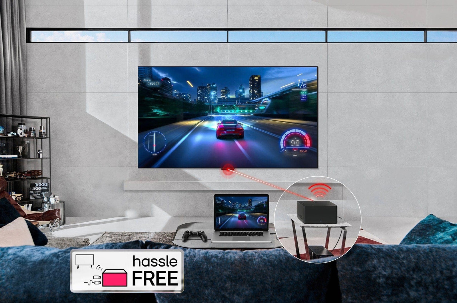 Zero Connect Box auf Beistelltisch, überträgt kabellos ein Rennspiel vom Laptop auf den LG OLED evo AI M4 4K Smart TV Fernseher.