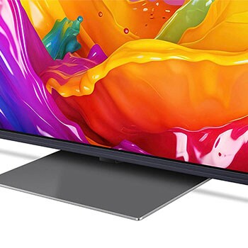 Nahaufnahme des Standfußes und des unteren Rahmens des LG QNED86 AI 4K Smart Fernsehers, die das Design und die Oberfläche des Standfußes zeigt.