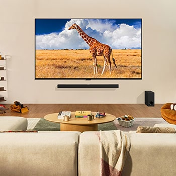 LG QNED MiniLED AI QNED85 4K Smart Fernseher an der Wand montiert in einem Familienzimmer, zeigt ein lebendiges Bild einer Giraffe.