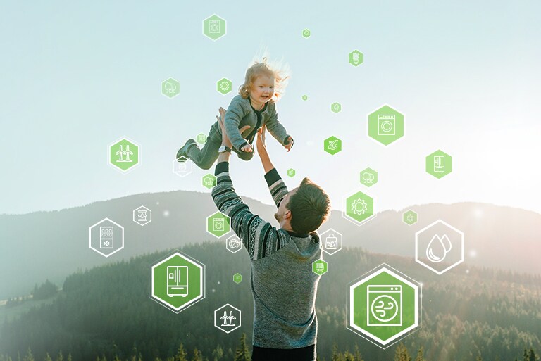 Vor einem Hintergrund aus Bergen und Himmel hält ein Vater ein lächelndes Kind. Die Energiesymbole umgeben die beiden.