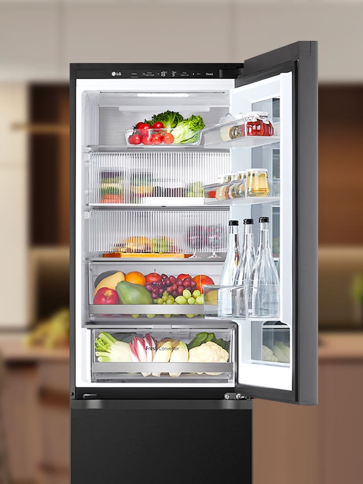 Der Kühlschrank ist mit einer Lebensmittelabdeckung ausgestattet, die die kalte Luft auch bei geöffneter Tür hält.