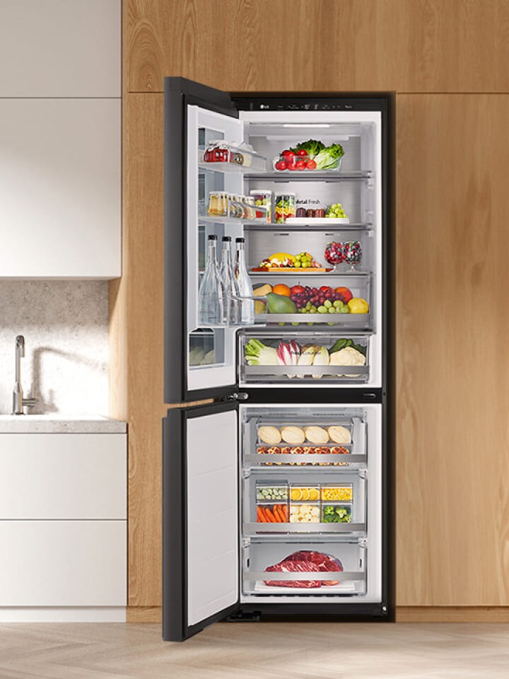 Der Kühlschrank ist mit der Türöffnung nach links abgebildet, um zu zeigen, dass er anpassbar ist.