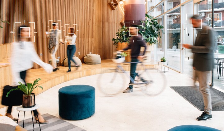 Dieses Bild zeigt die Ansicht von der digitalen Beschilderung selbst und zeigt, wie sie Fußverkehrsdaten von Menschen in der Nähe analysiert.