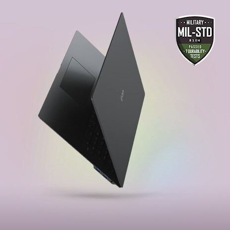 Ein schlankes, teilweise offenes Laptop mit minimalistischem Design, das vor einem Hintergrund mit sanftem Farbverlauf präsentiert wird. Das MIL-STD-Zertifikat für Haltbarkeit wird gut sichtbar in der oberen rechten Ecke angezeigt und unterstreicht die schlanke, leichte und dennoch robuste Bauweise.