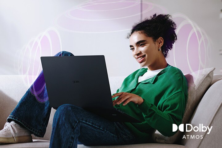 Eine Person sitzt auf einer Couch und genießt beeindruckendes Audio, während sie einen LG gram-Laptop benutzt. Der Text hebt die Dolby Atmos-Technologie hervor und betont ein reichhaltiges, umfassendes 360-Grad-Hörerlebnis. Umgebende Klangwellen im Hintergrund stellen die immersive Klanglandschaft visuell dar.