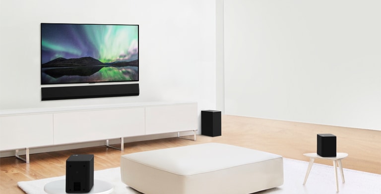 Videovorschau, welche die LG Sound Bar in einem weißen Wohnzimmer und die 3.1-Kanal-Einrichtung zeigt.