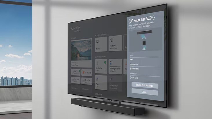 Der Einstellungsbildschirm der LG Soundbar DSC9S ist auf dem an der Wand montierten Fernsehgerät zu sehen. Die Soundbar hängt an der Wand direkt unter dem Fernsehgerät.