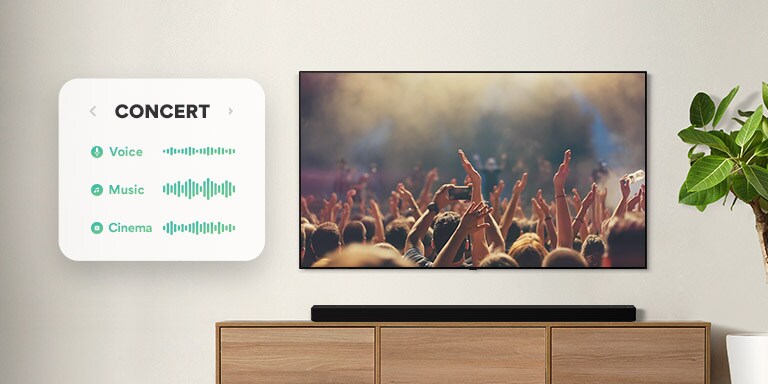 An der Wand befestigter TV. Der TV zeigt Menschen, die bei einem Konzert klatschen, anschließend wird zuerst zu einer Filmszene mit einem fahrenden Auto in einem Wald umgeschaltet und dann zu den Nachrichten. Die LG Soundbar steht direkt unter dem TV auf einem beigefarbenen Regal (Video abspielen).