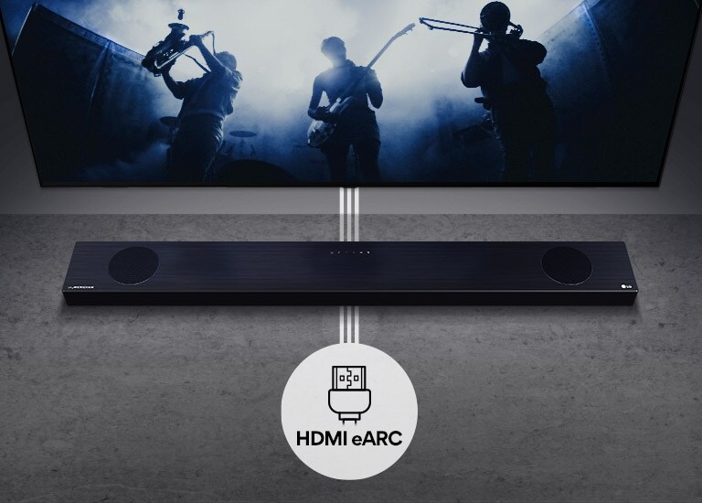 An der Wand befestigter TV. Der TV zeigt eine Band als schwarze Silhouetten. Die LG Soundbar befindet sich direkt unter dem TV auf einer grauen Ablage. Unter der Soundbar befindet sich das HDMI-eARC-Logo.