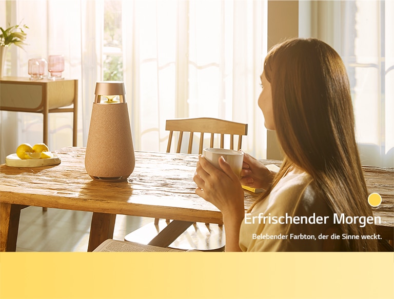 Eine Frau hört Musik im Ambient-Modus von XO3 und genießt eine Tasse Kaffee.