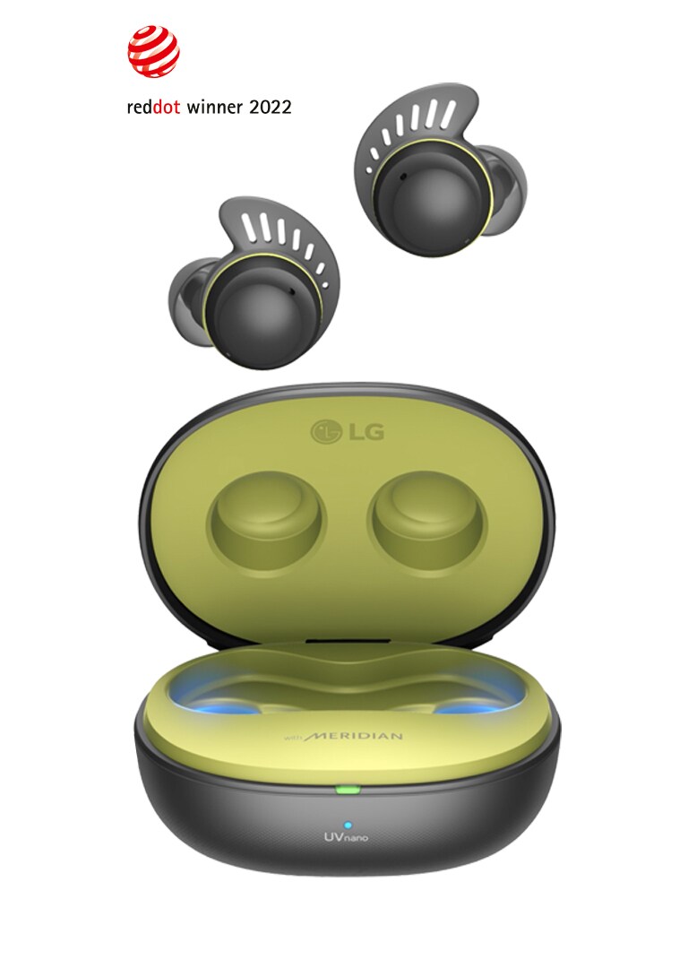 Die Seite des TONE Free Fit Gehäuses wird angezeigt. Wenn das Gehäuse offen ist und der Ohrhörer drinnen ist sichtbar und die Luft strömt hinein. Red Dot Award Logo mit Red Dot Winner 2022.