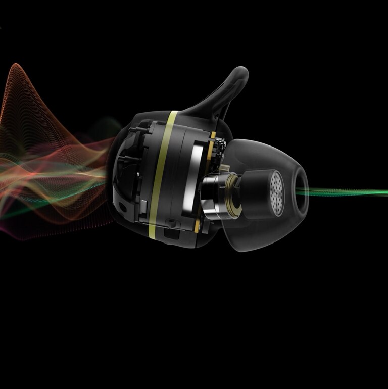 Ein einziger TONE Free Fit Ohrhörer dreht sich horizontal, und ein Video, das die Lautlosigkeit des Lärms ausdrückt, wird über die Ohrhörer abgespielt.