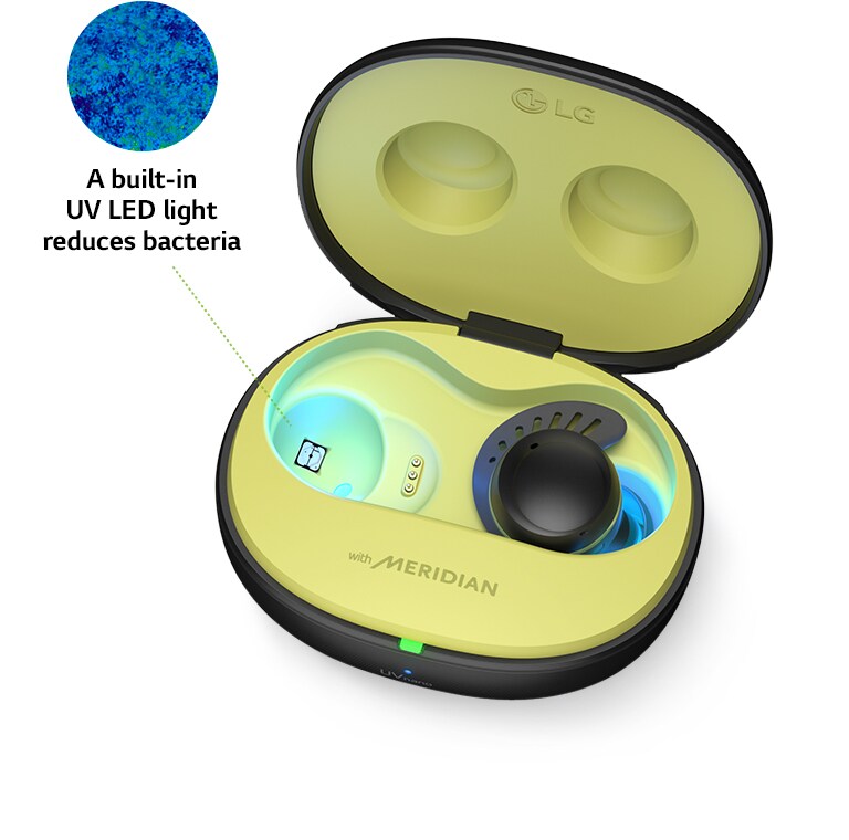 "Der Deckel des TONE Free Fit Gehäuses ist geöffnet und der rechte Ohrhörer liegt drinnen. Die UVnano-Funktion wird gezeigt durch das Wechseln von Rot zu Blau, wenn die Bakterien verschwinden. Die TÜV- und UVnano-Logos sind unten mit dem Haftungsausschluss abgebildet."