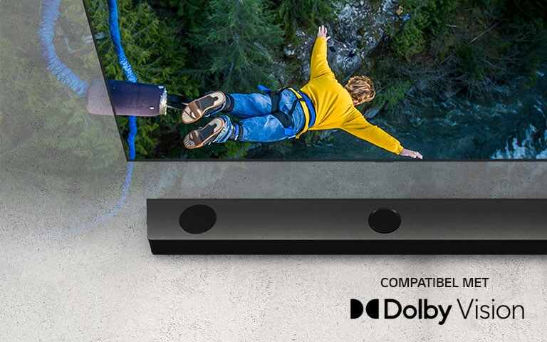 Ein LG TV zeigt eine Person beim Bungee-Jumping und die LG Soundbar ist unter dem Fernseher platziert.