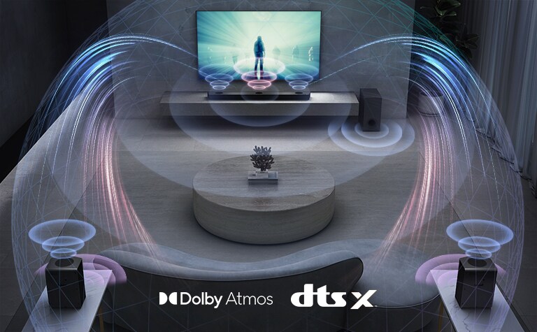 Im Wohnzimmer hängt ein LG TV an der Wand. Auf dem Fernsehbildschirm läuft ein Film. Die LG Soundbar befindet sich direkt unter dem Fernseher auf einem grauen Regal mit einem Subwoofer direkt daneben. 2 hintere Lautsprechern befinden sich weiter hinten in dem Wohnzimmer. Grafisch dargestellter Sound kommt aus allen Lautsprechern. Die Logos von Dolby Atmos, DTS:X werden unten in der Mitte des Bildes angezeigt.