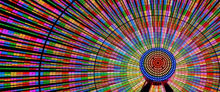 Das Riesenrad Seattle Great Wheel leuchtet in vielen Farben