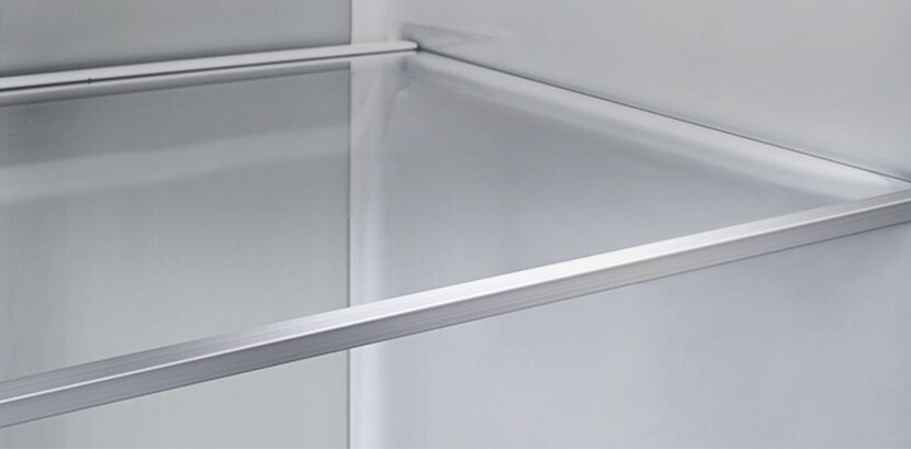 Diagonale Ansicht eines Regals mit Metallverkleidung im Inneren des Kühlschranks.