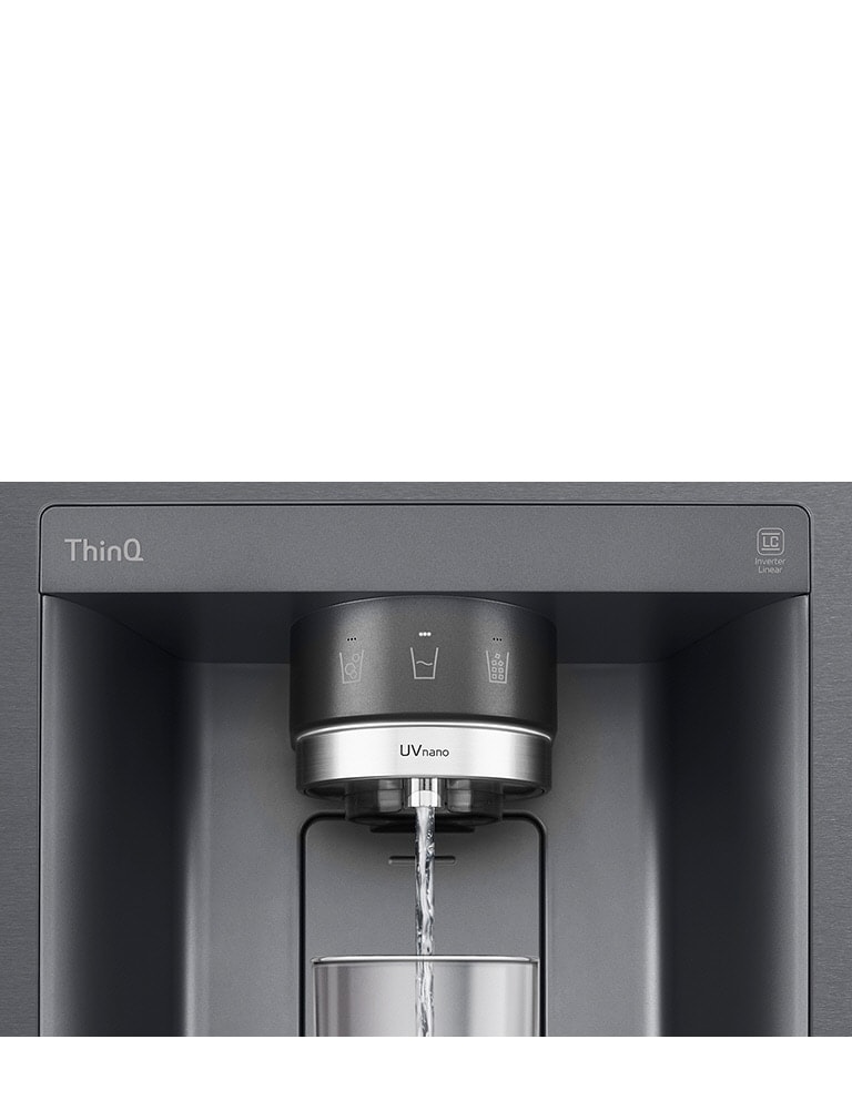 Ein Video startet, es ist auf den Wasserspender eingezoomt. Das Äußere des Kühlschranks wird scharf dargestellt, und jetzt sind das Innere der Tür und die mechanischen Teile der Spenderdüse zu sehen. Das Video zoomt weiter hinein, um die Wassertröpfchen zu zeigen, die durch den UVnano-Teil der Düse gelangen, wodurch die Bakterien reduziert werden. Die Ansicht zoomt wieder heraus, um wieder das Äußere des Kühlschranks zu zeigen, während Wasser in ein Glas gefüllt wird.