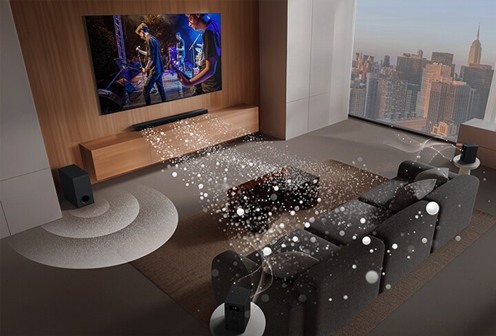 LG Soundbar, LG TV und Subwoofer stehen in einem Wohnzimmer und zeigen ein Bild auf dem Bildschirm, während eine Musikaufführung gespielt wird. Drei Zweige weißer, aus Tröpfchen bestehender Schallwellen ragen aus der Soundbar und ein Subwoofer erzeugt einen Klangeffekt von unten.