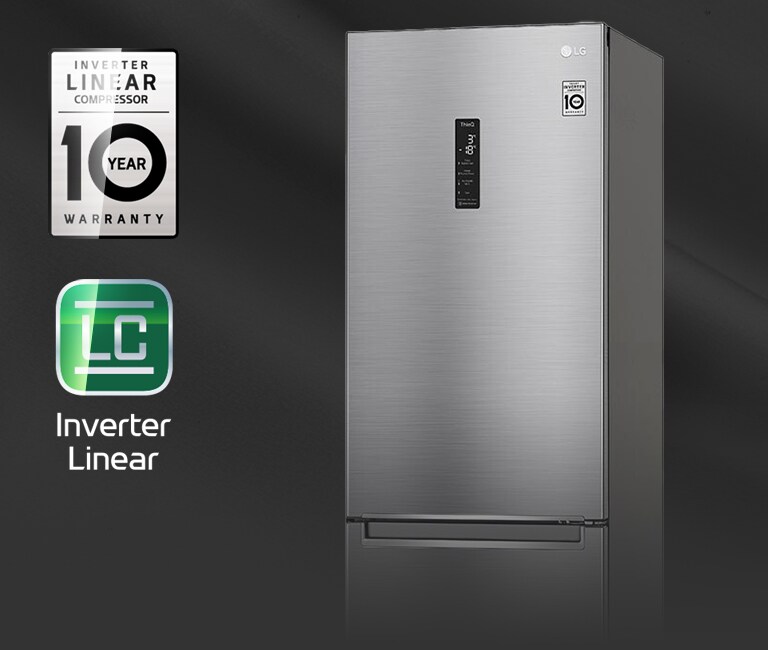 Ein schwarzes Kühlschrank steht leicht schräg, die Vordertüren sind geschlossen, auch der Hintergrund ist schwarz. Das 10-Jahre-Garantie-Logo für den Inverter Linear Compressor und das Inverter-Linear-Logo leuchten auf, als ein Lichtstrahl über sie gleitet.