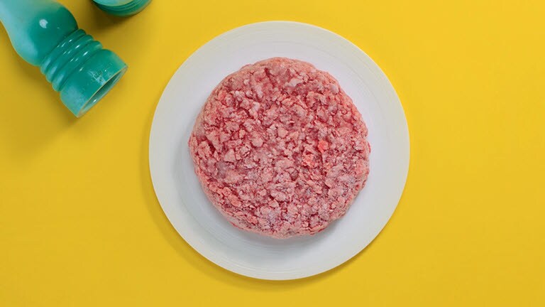 Die Animation zeigt, dass ein Stück Fleisch mit LG NeoChef® gleichmäßiger auftaut als mit einer herkömmlichen Mikrowelle.