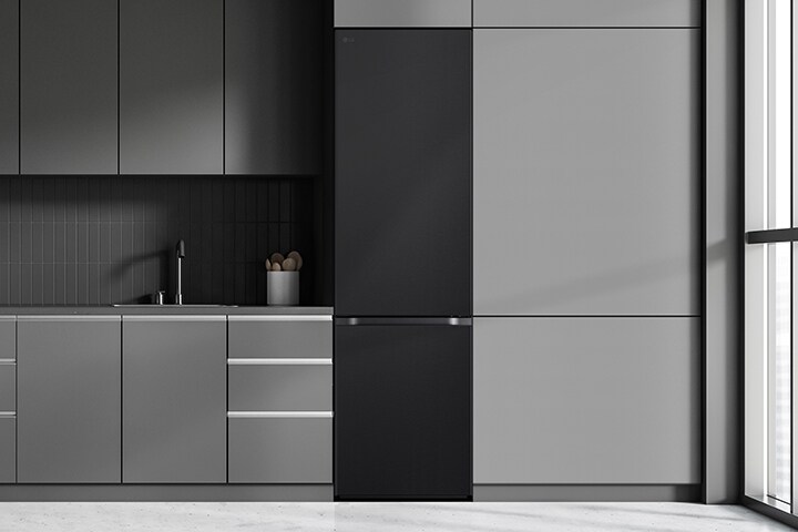 Moderne Küche mit einem Kühlschrank, der sich nahtlos einfügt