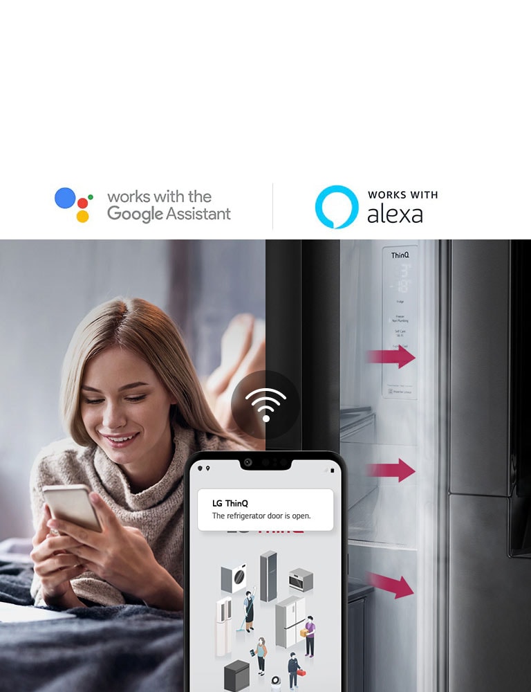 Eine Frau liegt auf einem Bett und betrachtet ein Bild auf ihrem Telefon-Display. Das zweite Bild zeigt, dass die Kühlschranktür offen gelassen wurde. Im Vordergrund der beiden Bilder befindet sich das Telefon-Display, das die Benachrichtigungen der LG-ThinQ-App und das WLAN-Symbol über dem Telefon anzeigt.