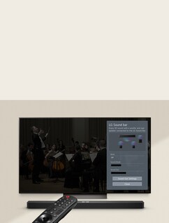 Die LG-Fernbedienung zeigt auf einen LG TV mit einer LG Soundbar darunter. Auf dem Bildschirm des LG TVs wird das Menü der WOW-Oberfläche angezeigt.	