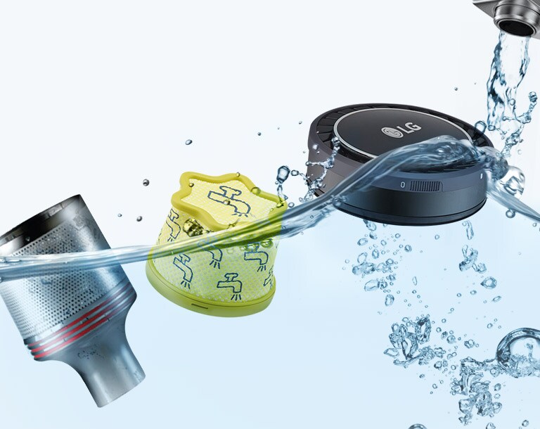 Ein laufender Wasserhahn wird gezeigt und Wasser füllt die Hälfte des Fotos, um zu zeigen, wie einfach die Reinigung der drei schwimmenden Bestandteile ist, aus denen das Filter- und Zyklonsystem des Handstaubsaugers besteht.