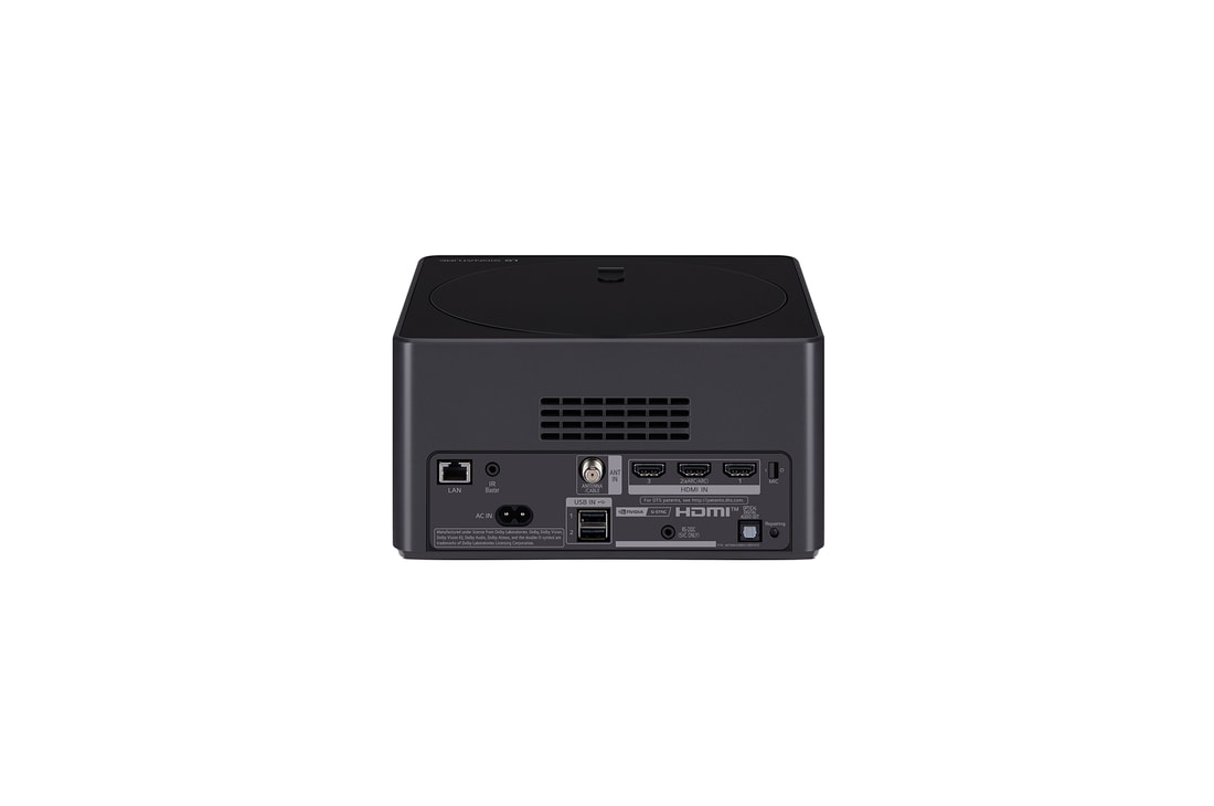 Eine Zero Connect Box vor einem LG SIGNATURE OLED M4, ein rotes Wi-Fi-Signal und ein roter Strahl, der in Richtung des Fernsehers strahlt. Der Fernseher zeigt eine Ballerina, die ein Solo auf der Bühne tanzt.