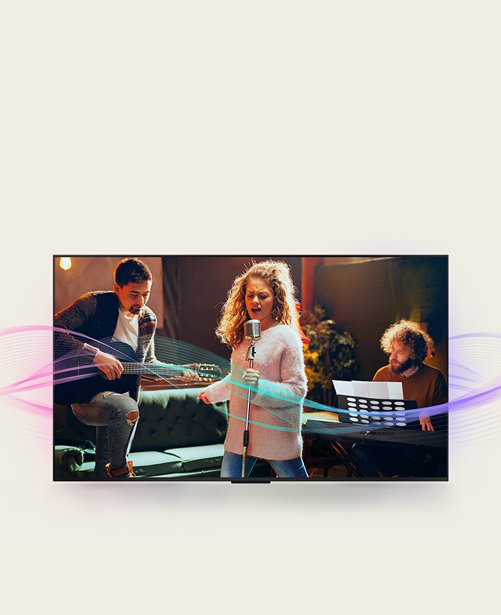 Abgebildet sind ein Mann, der Gitarre spielt, eine Frau, die in ein Mikrofon singt, und ein Mann, der Klavier spielt. Die von ihnen ausgehenden Schallwellen sind zu sehen, um die Schallabstrahlung und die Verbesserung der Klangqualität mit Al Clear Sound zu veranschaulichen.