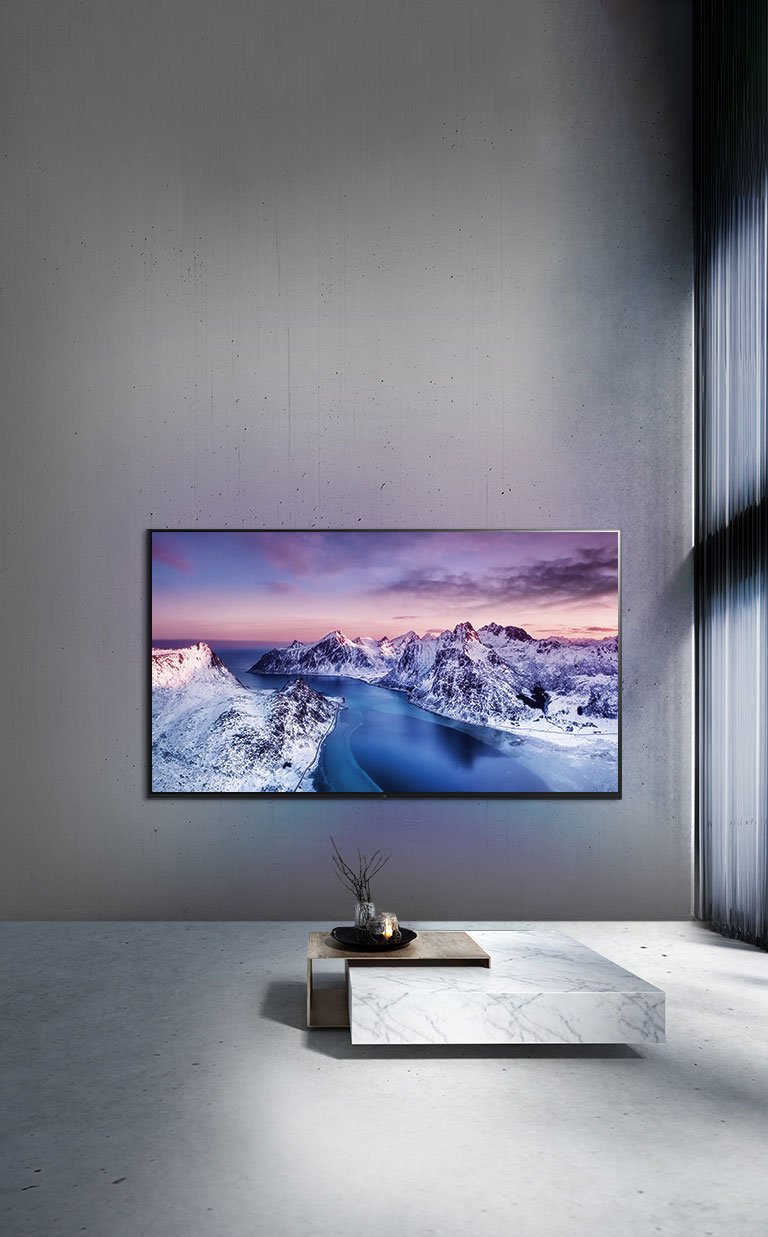 Eine UHD-TV-Halterung an der Wand hinter einem Tisch mit Zen-Stil-Einstellung.