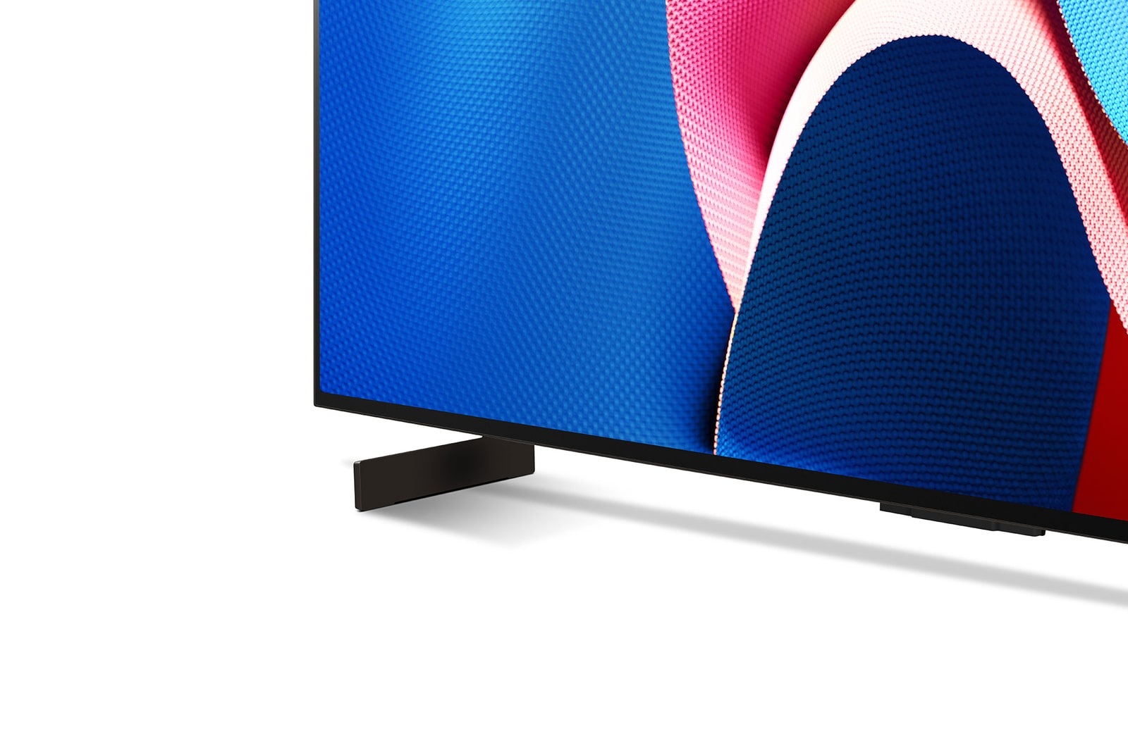 Nahaufnahme des LG OLED evo TV C4 von der Basis aus