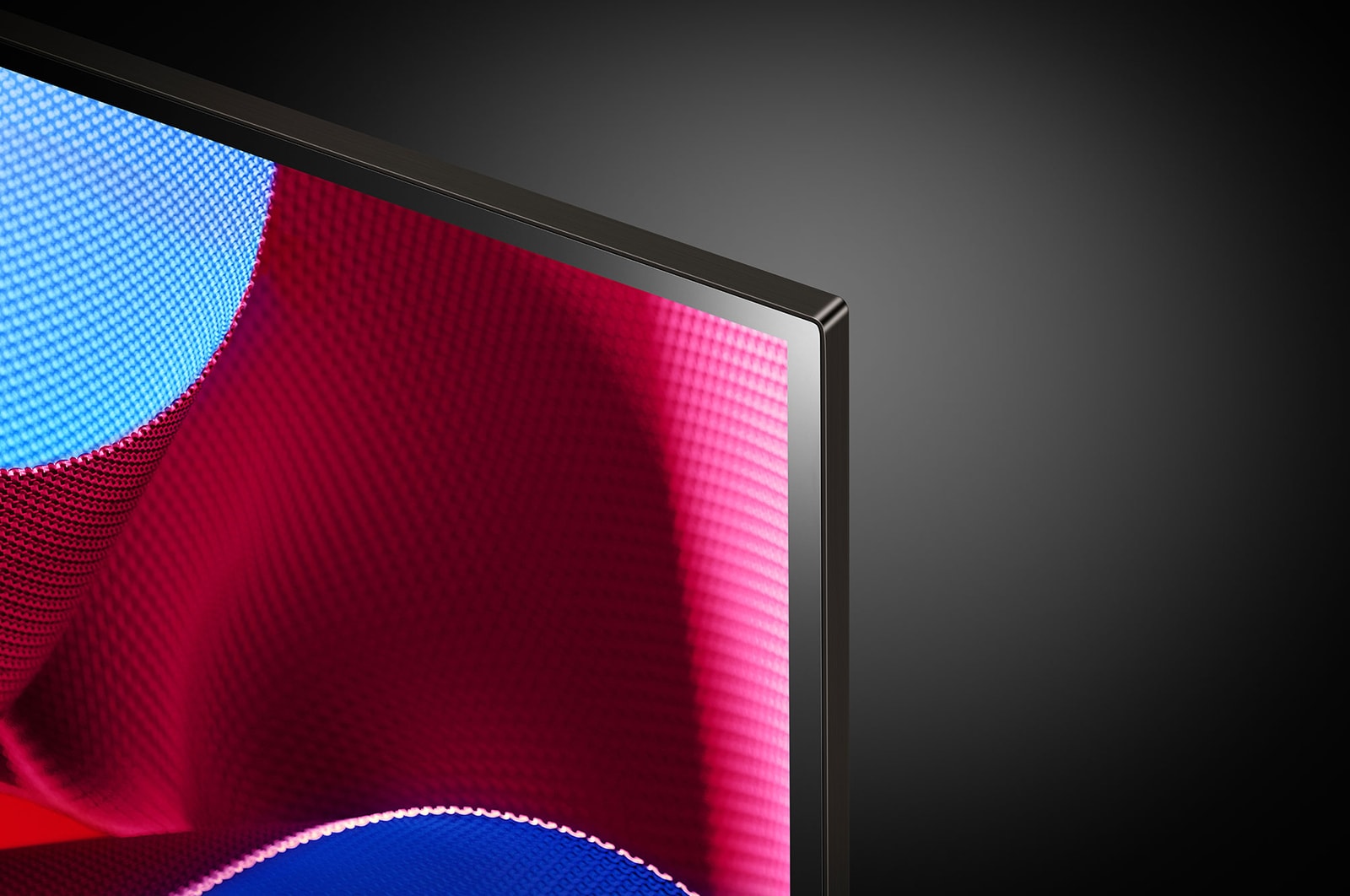 Nahaufnahme des LG OLED evo TV C4 von der Oberkante