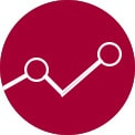 In einem Waschraum steht eine Waschmaschine. Eine Hand, die ein Telefon hält, zeigt den Bildschirm in die Kamera. Auf dem Bildschirm werden die Wartungsinformationen und der Energieverbrauch mit einem WLAN-Symbol über dem Bildschirm angezeigt.