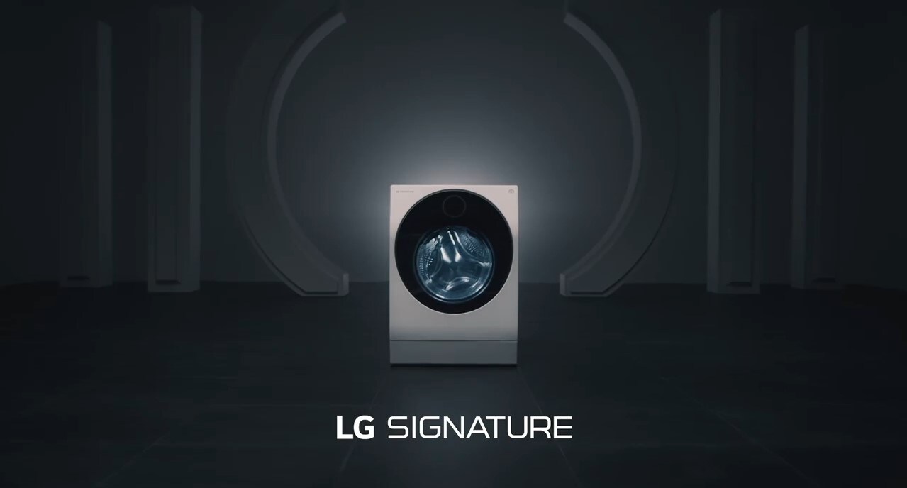 Zeigt eine LG Signature Waschmaschinen-Trockner-Kombination an einem verträumten Ort. Es gibt eine Schaltfläche für die Wiedergabe des Videos.