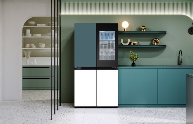 Eine moderne Küche mit einem LG Kühlschrank. Unten rechts auf dem Bild ist eine Schnittansicht des Produkts zu sehen.