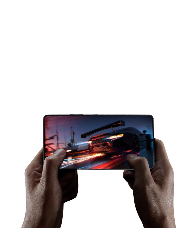 Nahaufnahme einer Hand, mit der jemand auf einem Mobiltelefon ein Autorennen-Spiel spielt.