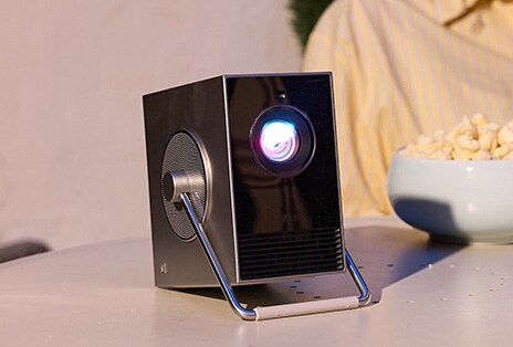Cinebeam wird auf dem Tisch platziert.