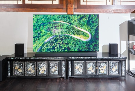 Fernseher im Wohnzimmer platziert.