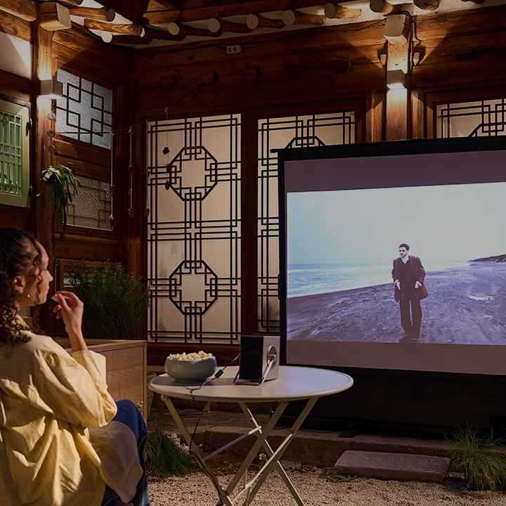 Das Video zeigt einen Gast in einem Hanok-Gästehaus, der einen Film ansieht, Musik hört und mit Geräten von LG sein Frühstück genießt.
