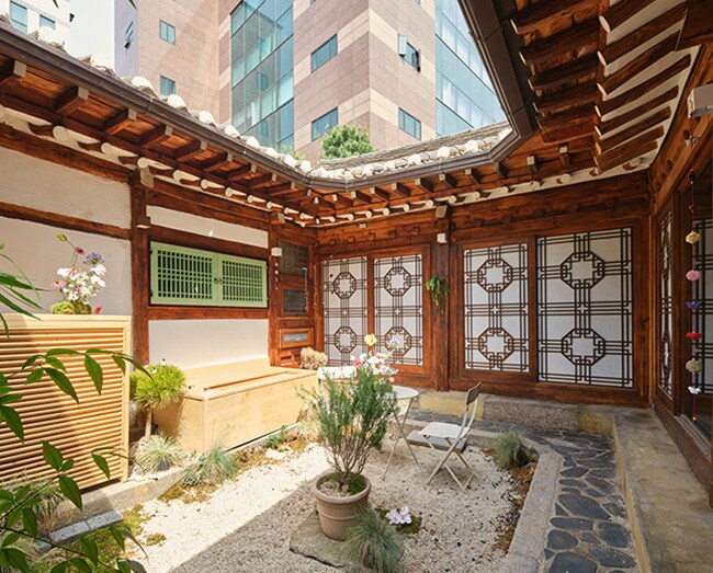 Ein Blick auf ein Hanok-Gästehaus.