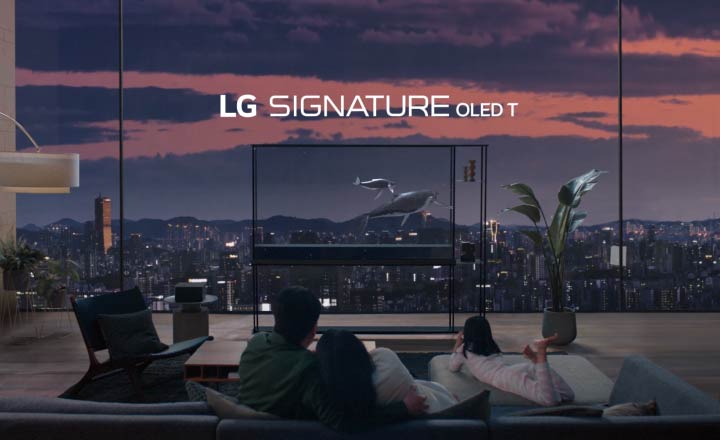 Wale schwimmen in die linke Ecke des LG SIGNATURE OLED T, während der Wasserspiegel sinkt und den transparenten Bildschirm freigibt. Der Rahmen zoomt heraus und zeigt den LG SIGNATURE OLED T in einem Foyer vor Menschen, die auf der Couch sitzen, während die Wale weiter über den transparenten Bildschirm schwimmen und eine Stadtsilhouette vor einem Abendhimmel enthüllen. 
