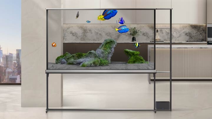 Der Bildschirm des LG SIGNATURE OLED T zeigt T-Home und schaltet dann auf Always Ready um, wo das T-Objet mit dem Titel "Aquarium" ausgewählt ist. Auf dem transparenten Bildschirm des LG SIGNATURE OLED T wird eine Aquariumszene dargestellt.