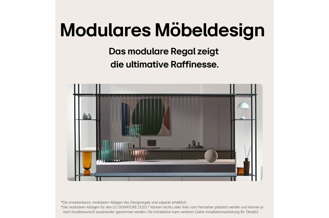 Vorderansicht eines LG SIGNATURE OLED T mit Objekten, die auf den modularen Regalen links und rechts platziert sind.