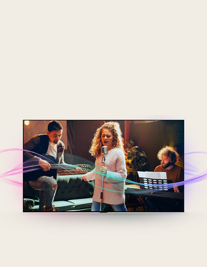 Ein Mann spielt Gitarre, eine Frau singt in ein Mikrofon und ein Mann spielt Klavier. Die von ihnen ausgehenden Schallwellen zeigen die Klangemission und wie die Klangqualität durch AI Clear Sound verbessert wird.