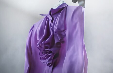 Das Bild zeigt eine violette Bluse und Dampf