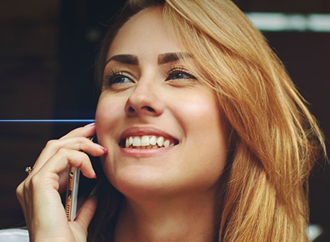 Von links nach rechts: Eine Frau telefoniert im Freien mit den T90S, die T90S filtern Hintergrundgeräusche heraus, und die andere Frau kann nur ihre Stimme deutlich hören.