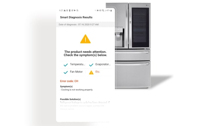 صورة تعرض شاشة تشخيص الأعطال في تطبيق LG ThinQ إلى جانب ثلاجة.